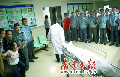 本报保安追擒抢匪被撞身亡