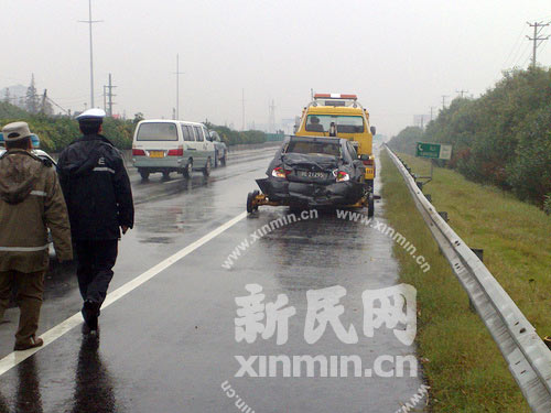 上海大客车与宝马车相撞致1死34伤(组图)