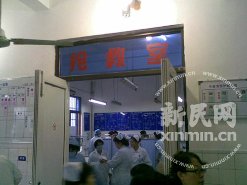 上海大客车与宝马车相撞致1死34伤(组图)