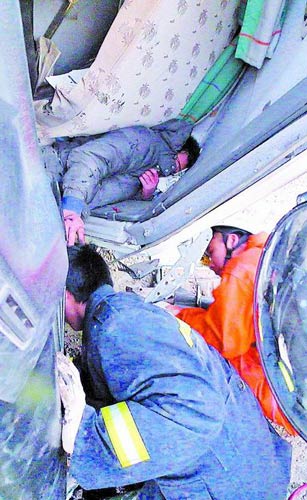 搅拌车突侧翻 混凝土浆“活埋”路人(组图)