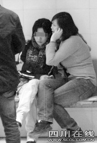 女子误将油门当刹车 车子贴围墙飞行百米(图)