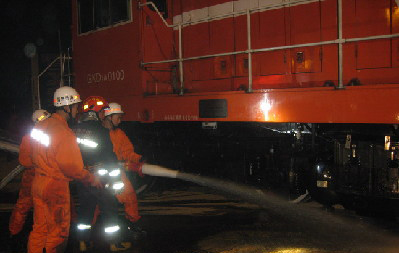 事故现场，消防官兵正在救援。(图片由周广锋提供)