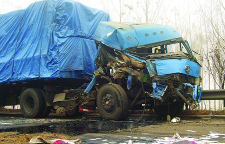 济南青岛高速路17辆车雾中连环撞2人死亡(图)