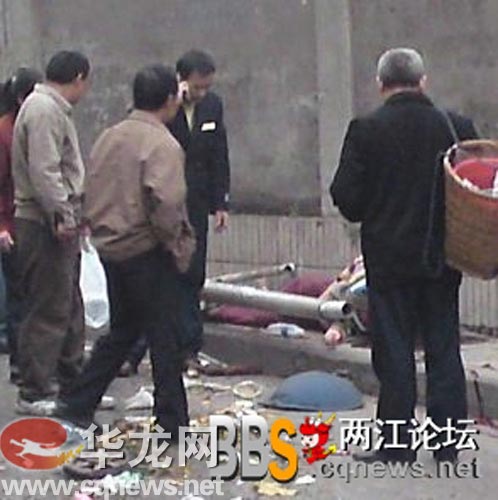 车祸致路旁一市民当场死亡  两江论坛网友供图  华龙网发