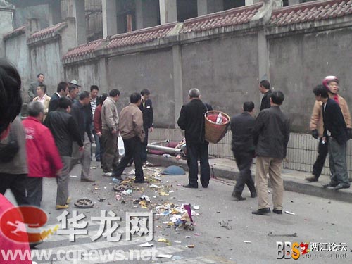 车祸现场一片狼藉  两江论坛网友供图  华龙网发