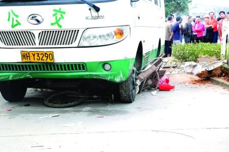 护栏和老人的三轮车被卷进公交车下