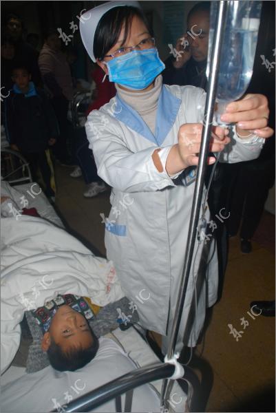 2009年11月13日，安徽巢湖市省道208线12km+500M夏阁境内发生一起特大交通事故，一辆合肥牌号的皖A7DXX大货车追尾撞上一辆皖Q070XX中巴车，造成在路边等车的6名学生4人当场死2人受伤。车祸中一名学生在医院接受治疗。 