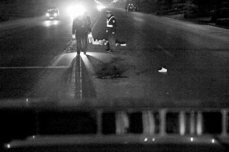 女子被撞身亡后又遭两车轧过 肇事车逃逸(图)