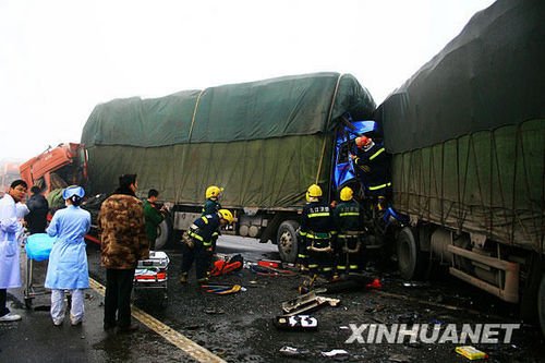 南方多地高速路面结冰 48小时发生多起事故