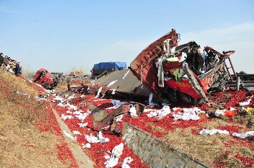 京珠高速载黑火药车爆炸 路面被震裂(组图)