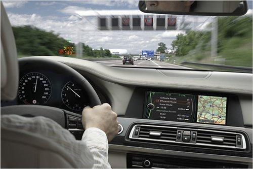 图为宝马7系的抬头显示器