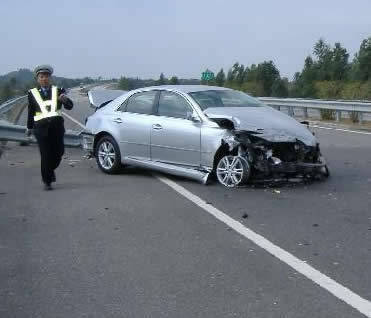高速路上易爆胎 开车勿急转弯急刹车