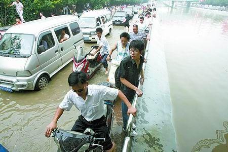 汽车技师支招 暴雨后车辆保养有讲究