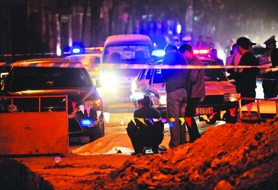 男子驾车撞人被拦动刀刺人致1死1伤(图)