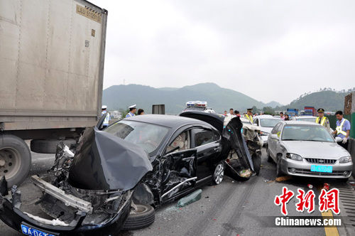 京港澳高速韶关段大货车失控连续冲撞17台车(图)