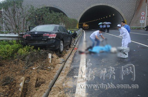 轿车撞护栏车身被穿透 司机腹部遭重创身亡