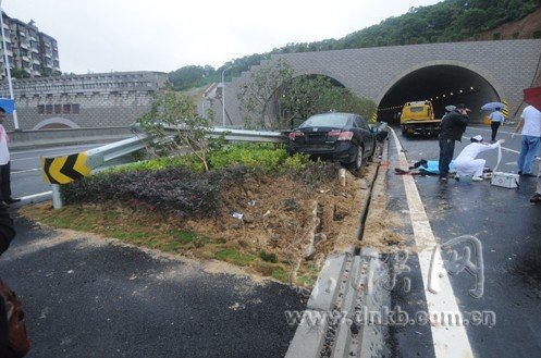 轿车撞护栏车身被穿透 司机腹部遭重创身亡