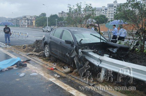 轿车撞护栏车身被穿透 司机腹部遭重创身亡