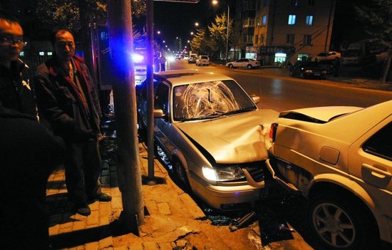 父子超市门口被撞飞十米 肇事司机疑酒后驾驶