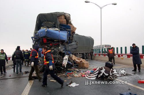 高速重大事故：12起事故50余辆车追尾 汽车之家