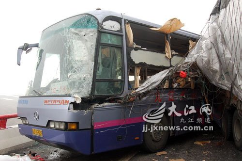 高速重大事故：12起事故50余辆车追尾 汽车之家