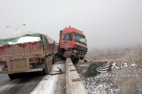 高速重大事故：12起事故50余辆车追尾 汽车之家