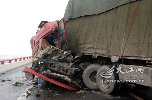 高速重大事故：12起事故50余辆车追尾 汽车之家