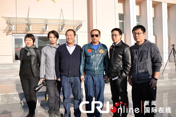 空军某师师长严锋与歼10新涂装设计团队合影。摄影：刘轶瑶