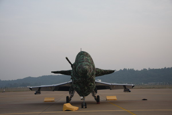 八一飞行表演队“穿衣服的歼十”。刘峰 摄影