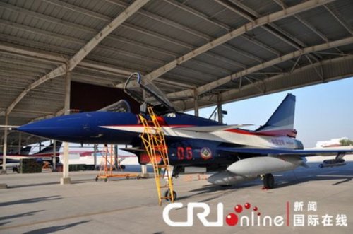 歼10表演机新涂装以深蓝色为主色调。摄影:刘轶瑶