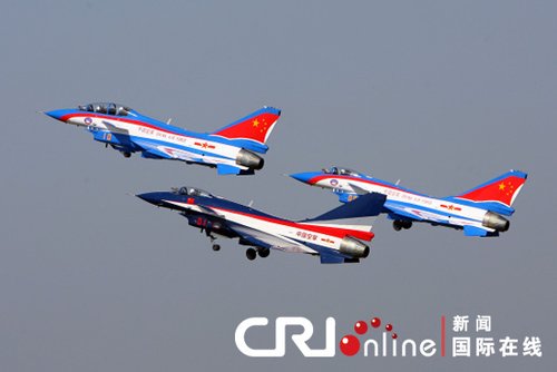 八一飞行表演队歼10新涂装与老涂装战机编队飞行,下方为新涂装歼-10。