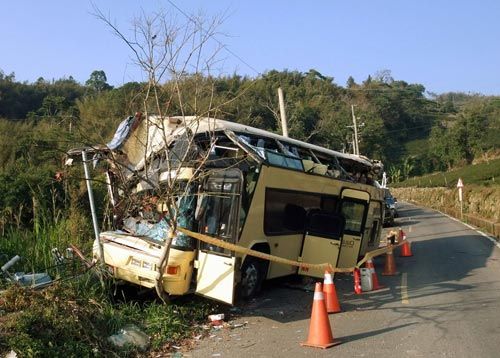 阿里山车祸造成3死8重伤惨剧 疑因刹车失灵(图)