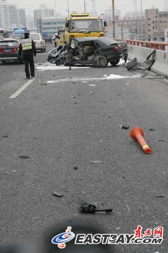 两车相撞司机蹊跷跳桥 杨浦大桥拥堵两小时(组图)