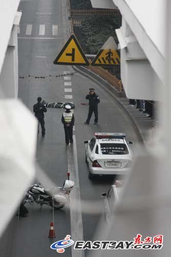 两车相撞司机蹊跷跳桥 杨浦大桥拥堵两小时(组图)