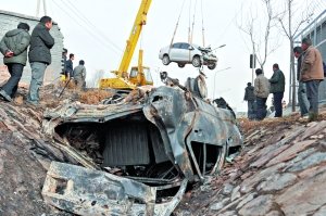 三车相撞两车翻沟一车起火 司机砸窗逃生(图)