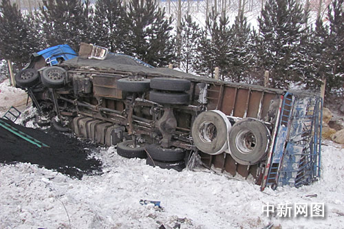 哈尔滨同三高速公路5车连撞致1死8伤(组图)