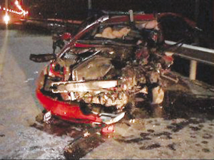 被撞得面目全非的红色别克新车。久建 陈咏 摄