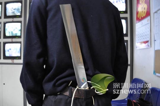 2月1日，深圳宝安国际机场安检人员在一名男性旅客身上查获一把西瓜刀。