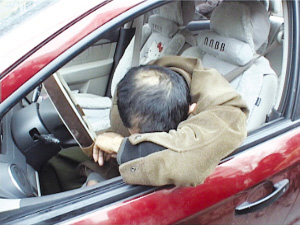 司机在车内睡着了。张先生供图