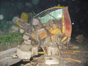 养蜂车支离破碎