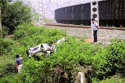 轿车冲过护栏进入铁路连撞两列火车(图