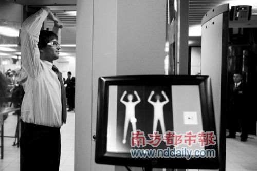 “裸体”安检因可以扫描出旅客的裸体轮廓形状，因此遭到民众反对认为侵犯其隐私权，但目前看来仍有很大漏洞。