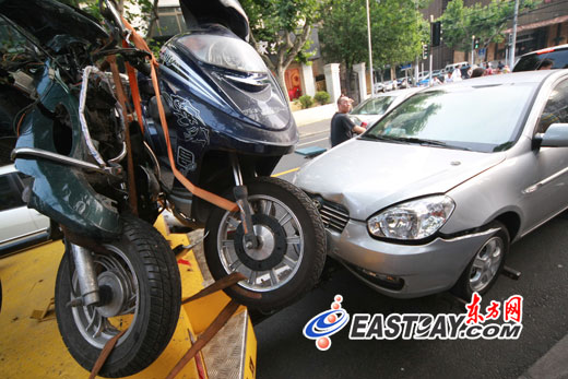 新手女司机驾车连撞三辆非机动车 致一名女子受伤(组图)