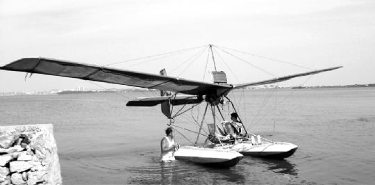 54岁老汉两年耗资4万制造3架飞机(图)