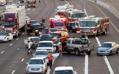 美国凤凰城突降暴雨69辆车连环相撞(图)