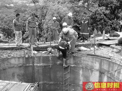 消防人员用软梯将伤者救出