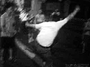 董事长酒后驾车大闹加油站脱鞋追打民警被拘