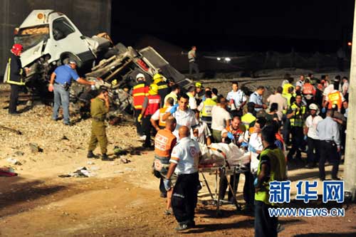 以色列列车与小客车相撞7死20伤(组图)