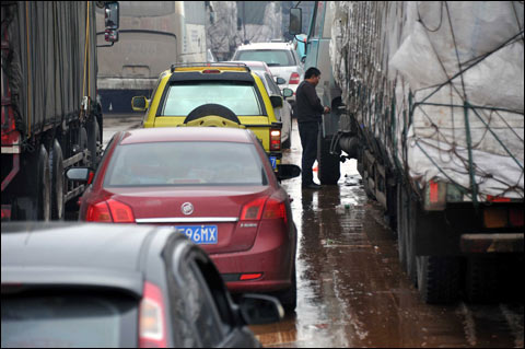 雨雪天气车祸多发致京珠高速拥堵