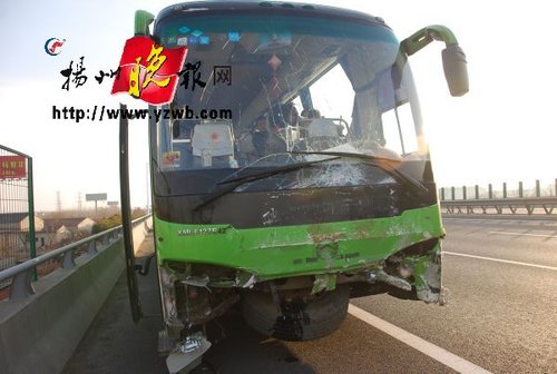 扬溧高速客车与警车追尾致5人当场死亡(组图)